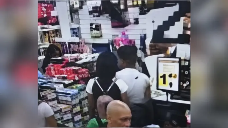 🚨💔 ¡Alerta en El Recreo! Mujeres actúan con astucia para robar carteras en centros comerciales de Caracas
