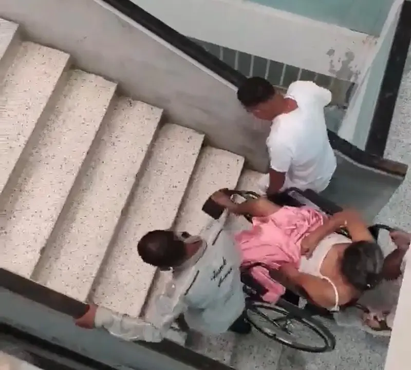 ⚠️ ¡Alerta en Los Llanos! Hospitales sin insumos, ascensores ni aire acondicionado: pacientes son cargados a pulso por escaleras 😰