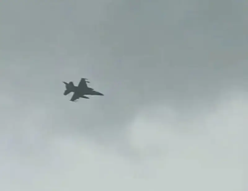⚔️🌪️ **¡Alerta en Los Pijiguaos! Aviones militares surcan el cielo de Bolívar mientras la incertidumbre crece en la zona controlada por grupos irregulares**