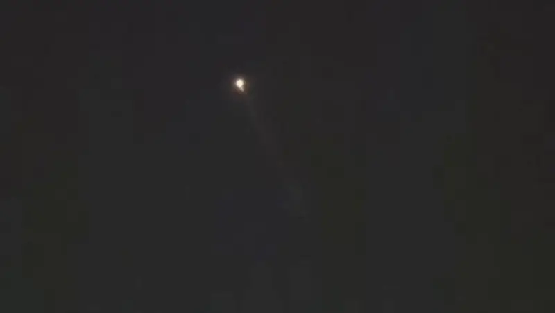 💥🇸🇦 ¡ALERTA EN RIAD! Misiles cruzan el cielo de Arabia Saudita en misterioso ataque (📹 VIDEOS)