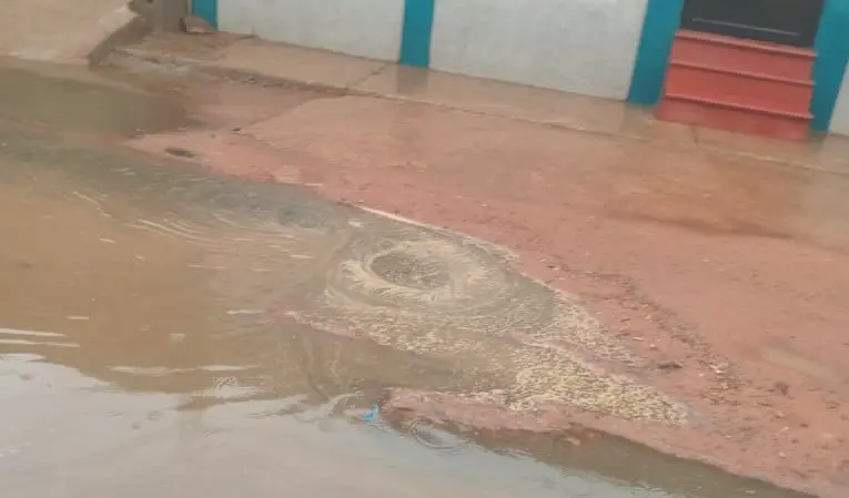 🌧️💦 ¡ALERTAS EN MARACAIBO! Temporal arrasa urbanización La Montañita y deja a vecinos en emergencia: así fue el caos con calles convertidas en ríos y casas bajo el agua