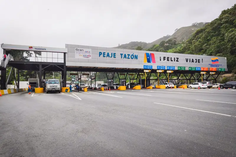 🚗💨 ¡Alto ahí! Conductores de Zulia y el país claman justicia: peajes de Tazón suben... ¡pero la autopista sigue en ruinas! 😡💥