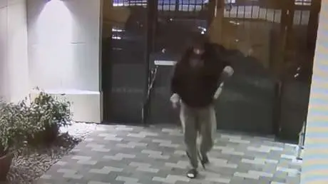 😱🔥 **¡Atención, Maracaibo!**: Estremecedor momento en que un hombre acecha a una joven dentro de su hogar en EE.UU. 🏠👀