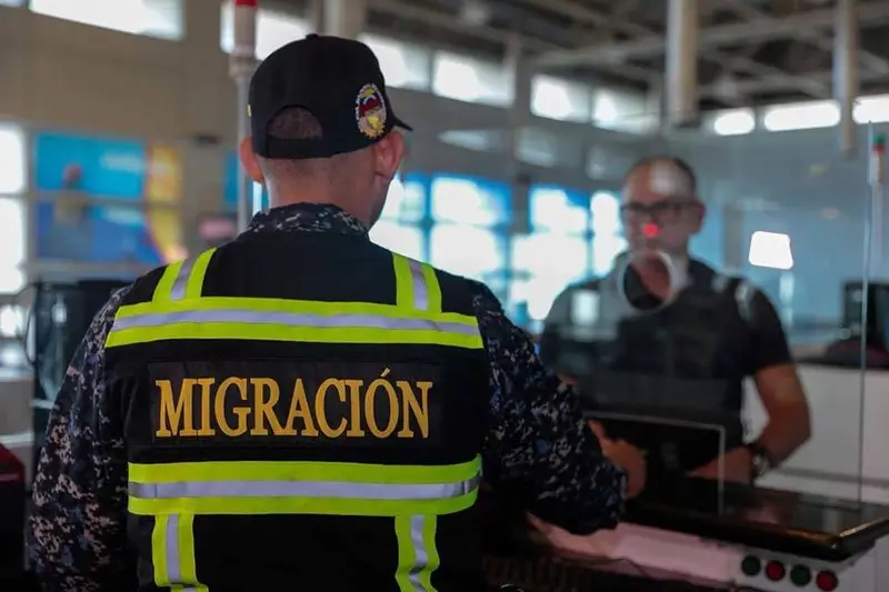 ✈️🚨 ¡Atención viajeros! Venezolanos con prohibición de salida aparecen en listas de alerta de aeropuertos (aunque el SIPOL no los registre)