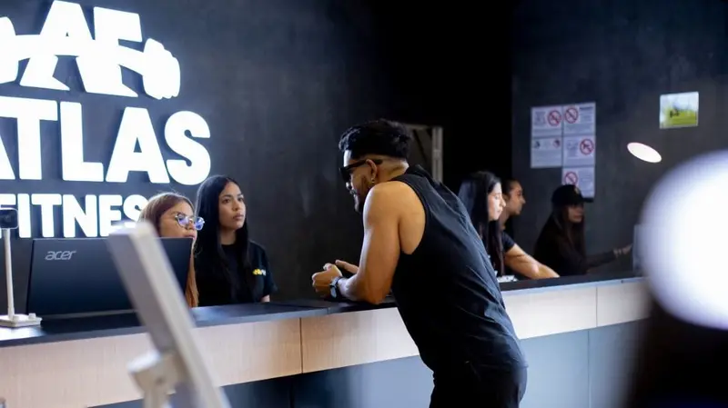 🏋️‍♂️💪 ¡Atlas Fitness abre sus puertas en Maracaibo con 150 kits de higiene y un abrazo solidario a los más necesitados! 💖✨