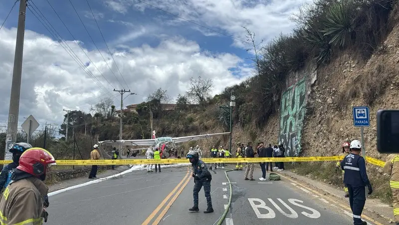 🚨💥 Avioneta de Cuencana Airlines se sale de pista y chocó en plena avenida de Cuenca 🇪🇨✈️