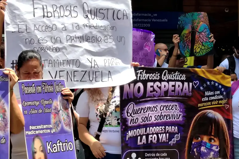 ¡Basta de indiferencia! 😢 Familiares de niños con fibrosis quística se plantan frente al Ministerio de Salud para exigir medicamentos