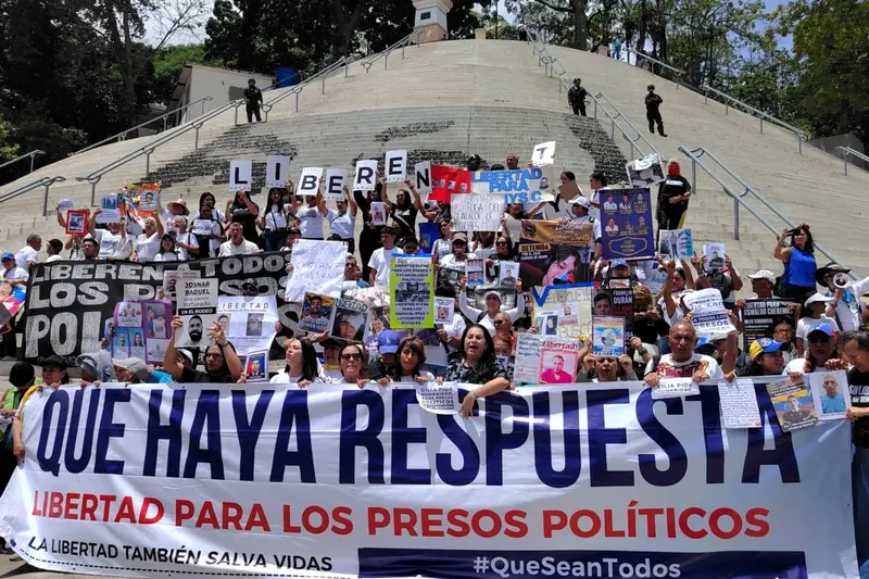 🔥📢 *¡Chacao se llena de esperanza!* Vigilia masiva exige justicia y libertad para los presos políticos 🚨💔