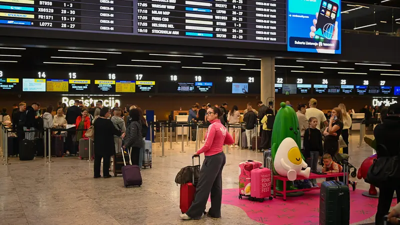 🚨🦅 ¡Confusión en Vilna! Lituania cierra aeropuerto por ‘ataque’ de drones… ¡y era solo un enjambre de aves! 🕊️🇱🇹