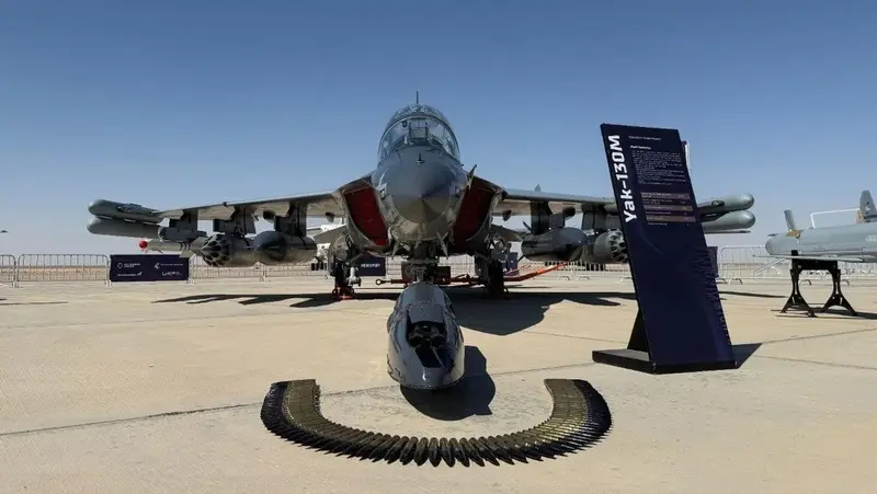 ✈️💥 ¡Del 'escritorio volador' al campo de batalla! El Yak-130M ruso que atrae interés extranjero 🌍🔥