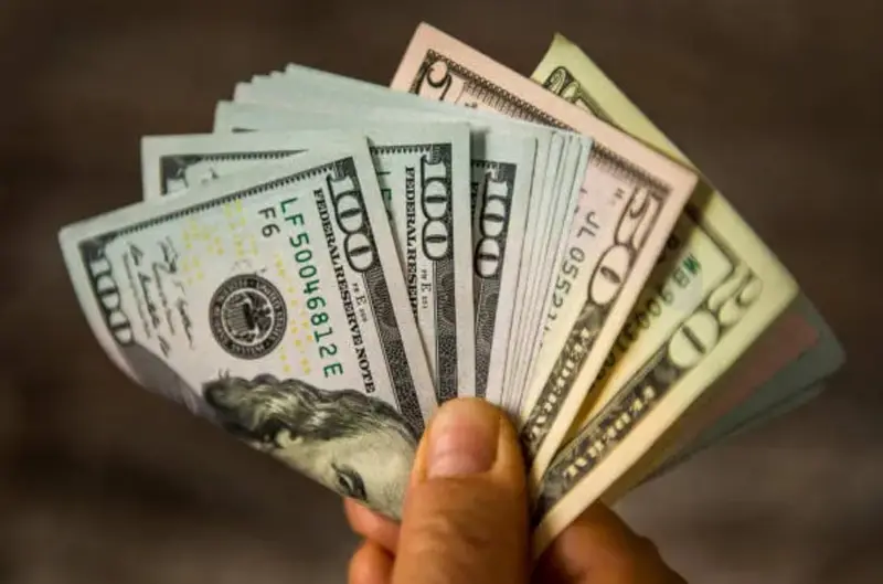 💵😟 ¡Dólar sin freno! Salta de 832 a 842 bolívares y los venezolanos se preguntan: ¿quién frena esto? 🇻🇪