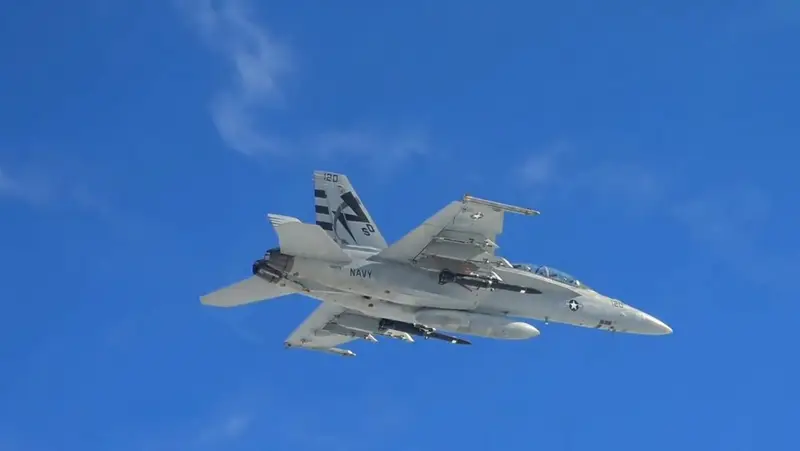 🇺🇸✨ ¡EE.UU. despliega su nuevo misil hipersónico Blackbeard en cazas F/A-18! 🚀💥