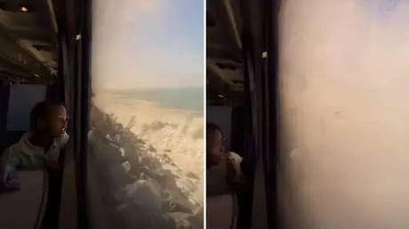 🌊✨ El abrazo del Pacífico: olas impactan tren costero en California y dejan postal épica