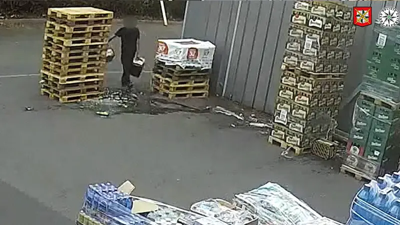 😱 ¡El karma no perdona! Intentó robar cervezas y el destino le pasó factura en segundos
