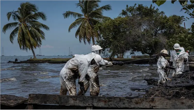 🛶💔 ¡«EL PETRÓLEO NOS QUITA EL PAN Y LA SALUD»! 🌊 La agonía de los pescadores zulianos entre derrames y apagones