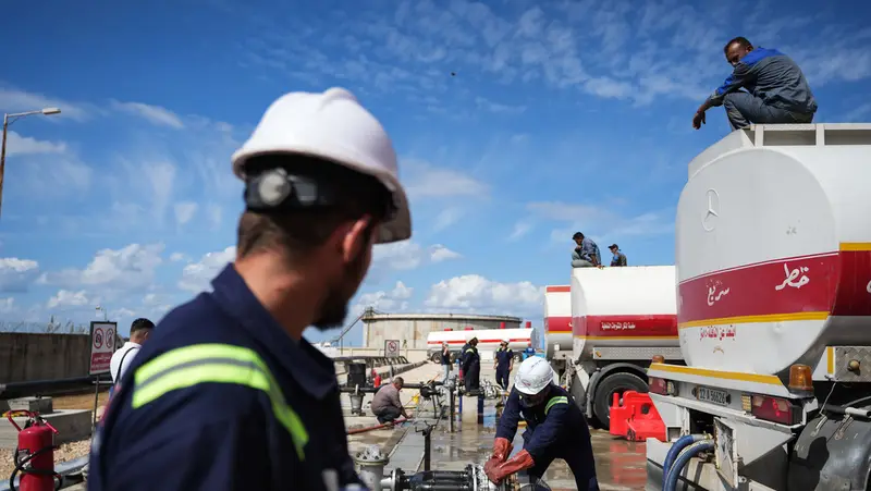🛢️⚓ ¡El petróleo rompe el bloqueo en Ormuz, pero el bolsillo sigue en guerra! 💸🔥