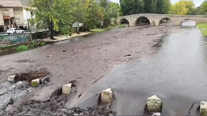 🌊⚠️ El río Alberche en Ávila se oscurece: testigos capturan el fenómeno en video