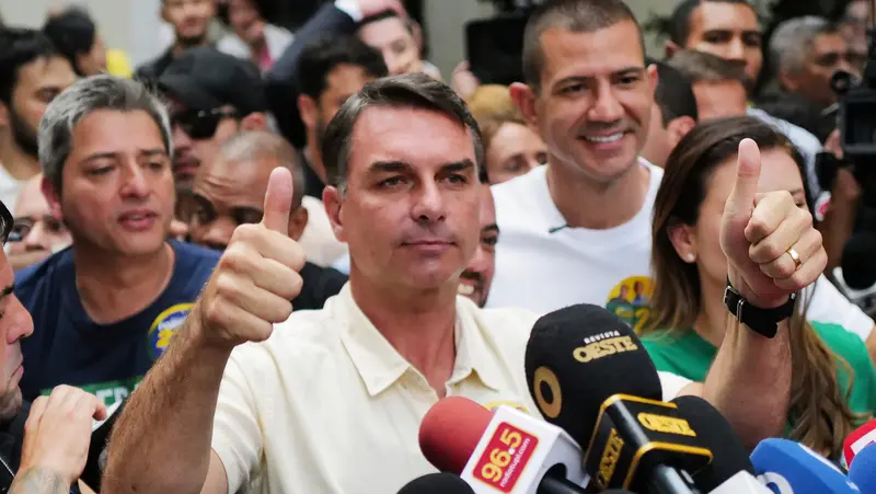 🇧🇷✨ Elecciones en Brasil 2026: Flávio Bolsonaro lidera el conteo con casi el 50% de los votos 🗳️🔥