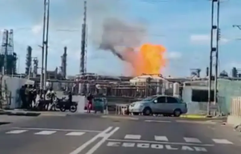 🔥🚨 ¡Emergencia en Falcón! Incendio en refinería Cardón paraliza operaciones