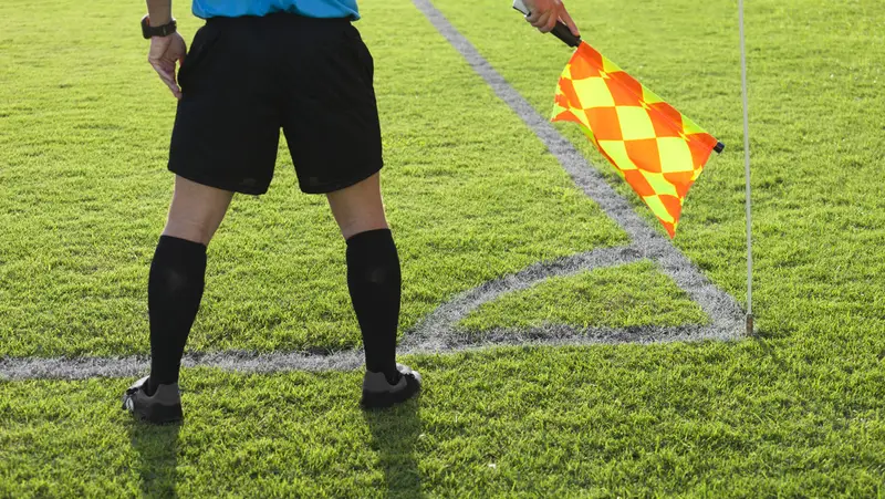 ⚽😱 ¡Escándalo en el fútbol argentino! Futbolista golpea salvajemente a juez de línea y lo deja en el suelo
