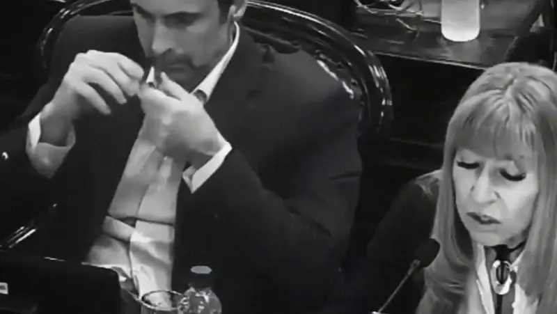 🇦🇷💥 ¡Escándalo en Entre Ríos! Diputado acusado de consumir drogas EN VIVO durante sesión 🎥😳
