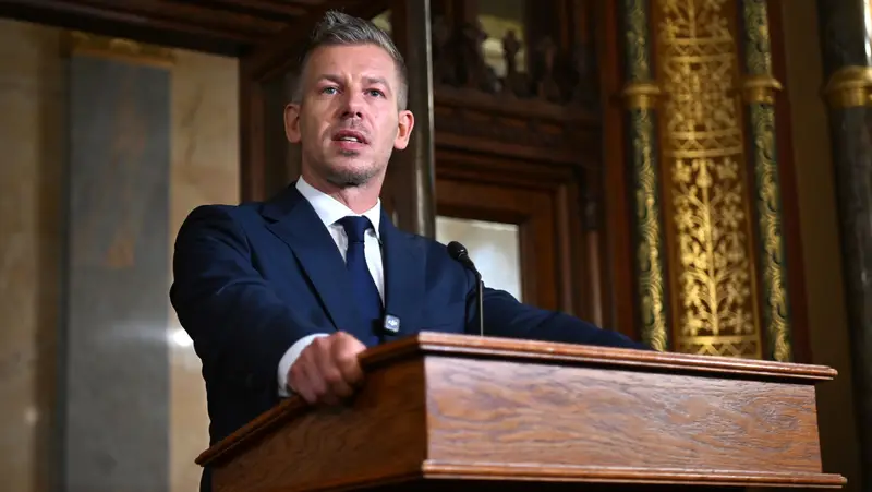 🇭🇺🔍 Fiscalía húngara exige levantar inmunidad al primer ministro Péter Magyar por caso del teléfono en el río 📱🌊