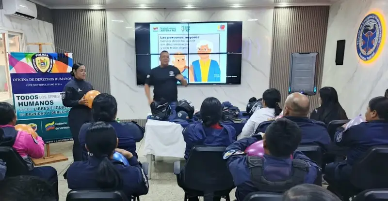 👴🏻👵🏻 ¡FORMACIÓN DE PESO! Gobernación y Frente Preventivo capacitan a funcionarios de la PNB para mejorar la atención a nuestros adultos mayores 🚔💙