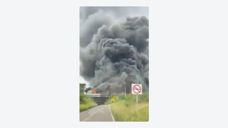 🔥🚨 Fuerte incendio tras volcar un camión cisterna en México: muere el conductor en la autopista Guadalajara-Colima
