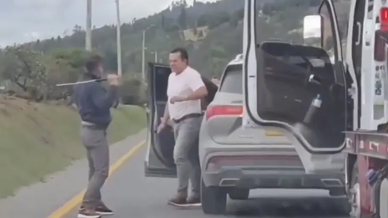 🔥🚗 **¡Golpes con machete y varilla! Conflicto en la vía Duitama-Bogotá deja imágenes impactantes**
