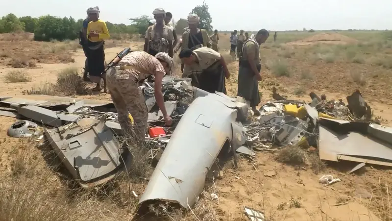 🚨🛩️ Hutíes exhiben los restos de un costoso dron saudita derribado en Hajjah