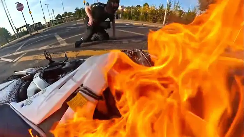 🔥🚨 ¡Impactante! Graba el momento en que su moto arde tras ser atropellado en Maracaibo