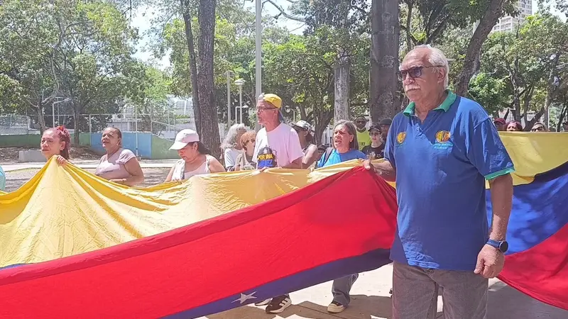 🚨 Jubilados y pensionados en Parque Carabobo: ¡Exigen soluciones YA a sus reclamos salariales! 💸💔