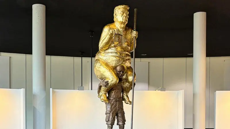 🔥🎨 'La Plaga Naranja': Escándalo en el Parlamento Europeo con estatua dorada de Trump desnudo 🏛️