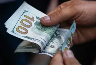 💰🔥 ¡Las esperanzas de un ajuste salarial en Venezuela se encienden con los ingresos petroleros! Pero... ¿será suficiente para el bolsillo? 😕