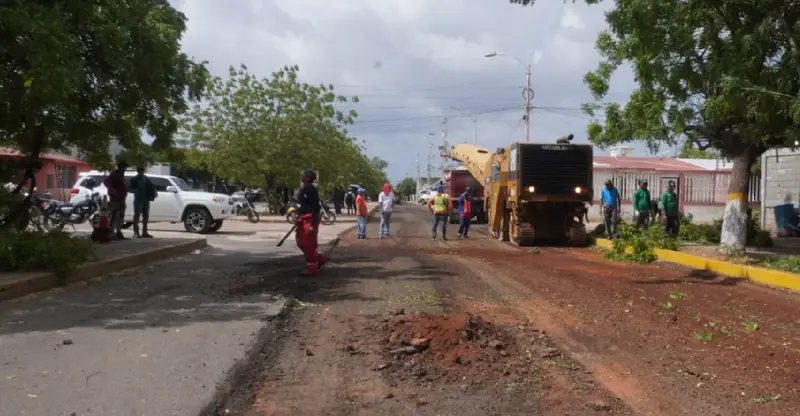 🚧🔥 ¡MANOS A LA OBRA EN EL SOLER! Alcalde Héctor Soto arranca Plan de Asfaltado con 5.000 toneladas para devolverle la vida a las calles 🛣️💪