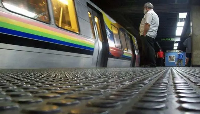 🚇⚠️ Metro de Caracas reafirma veto a mascotas tras suceso en Gato Negro