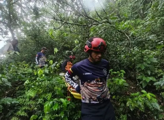🚒⛰️ ¡Milagro en Anzoátegui! Bomberos rescatan a hombre perdido 15 días en la montaña