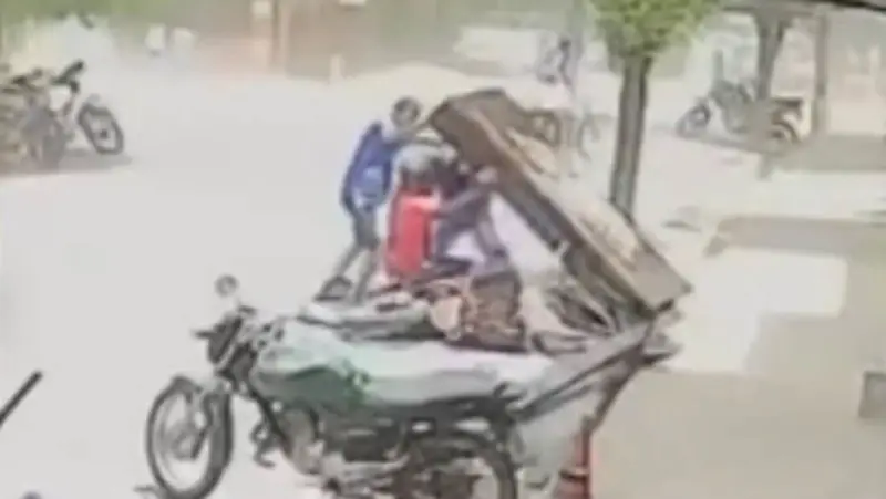 🚨⚠️ ¡MILAGRO EN LAS CALLES DE MARACAIBO! 🤯💨: Casco se parte en dos y motociclista escapa ileso tras caída de placa en pleno tráfico
