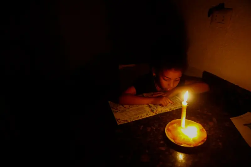🌙⚡ Niños maracaiberos llegan exhaustos a clases por apagones mientras crecen protestas en Los Llanos 😤