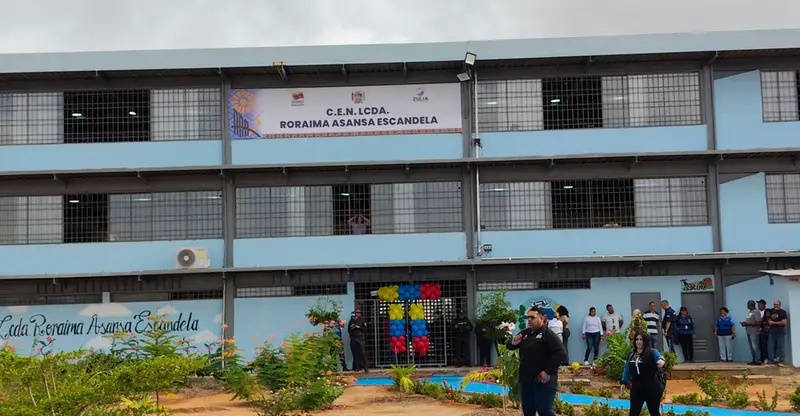🎓💙 ¡NUEVA ESCUELA, NUEVAS OPORTUNIDADES! Caldera y Soto abren con bombos y platillos el Complejo Educativo 'Lcda. Roraima Asansa Escándela' en San Francisco: ¡78 mil estudiantes ya tienen su espacio de aprendizaje!