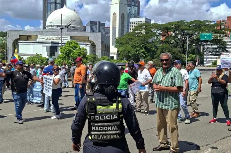 🔥💔 ¡Pensión de 50 dólares y salud en riesgo! Jubilados de Cantv toman las calles de Caracas para exigir sus derechos 🏥💸