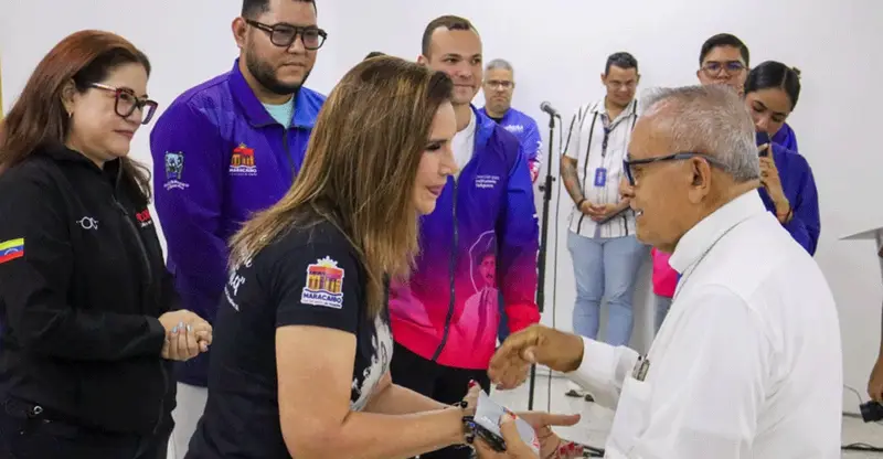 🕶️✨ Programa Santa Lucía: Sacerdotes de Maracaibo reciben lentes correctivos de la Alcaldía en emotiva jornada 🙏