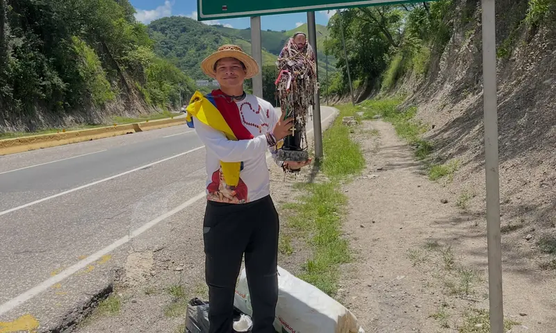 🚶‍♂️✨ ¡Qué locura de fe! Joven camina más de 600 kilómetros desde Isnotú hasta Caracas para honrar a San José Gregorio Hernández 🕊️🇻🇪