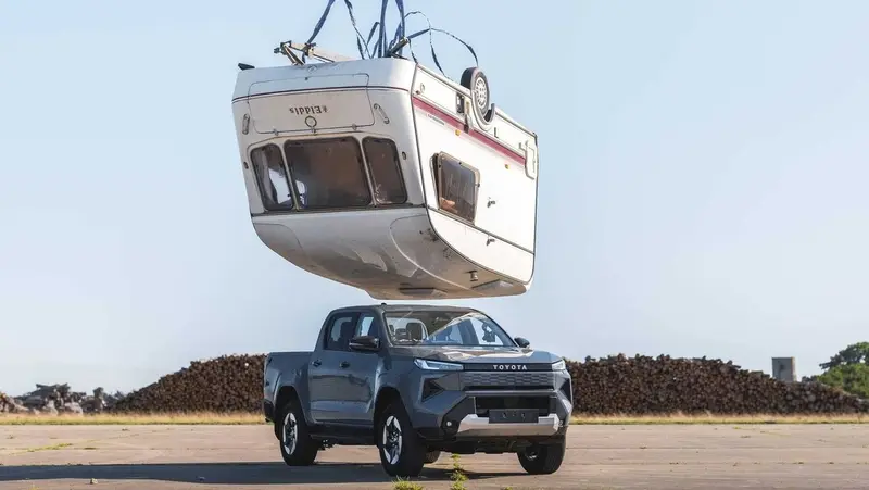 🚗💥 ¡Toyota pone a prueba su Hilux eléctrica con un impactante experimento: ¿resistiría una caravana de 760 kg? 🏕️⚡