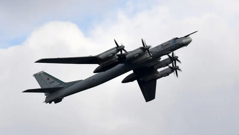 💥✈️ Tragedia en Amur: Cae avión de combate ruso Tu-95 durante maniobras 🇷🇺🔥