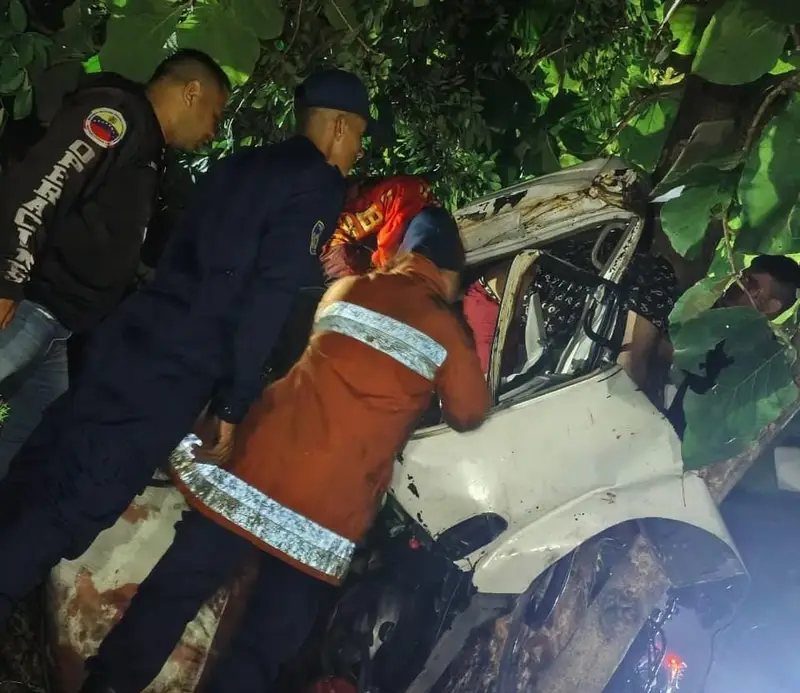 🚨 Tragedia en la José Antonio Páez: Tres fallecidos y siete heridos al chocar contra un árbol 🌳