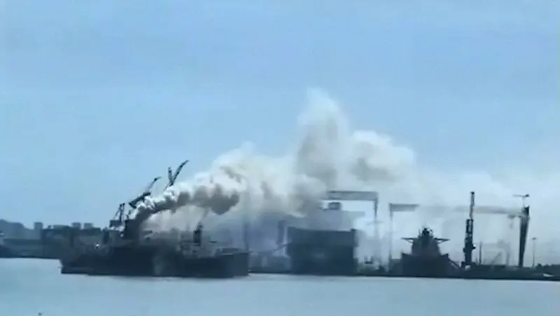 🚢🔥😢 Tragedia en Qingdao: incendio en un buque de carga deja 25 muertos