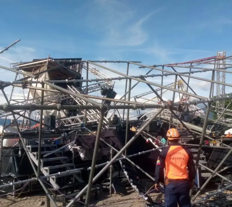 🚨 ¡Tragedia en San Cristóbal! Tres heridos por derrumbe de tarima en evento universitario