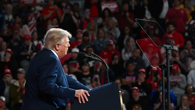 🇺🇸🇮🇷 Trump imita con ironía a líderes iraníes: "¡Alabado sea Alá!" (VIDEO) 🎥