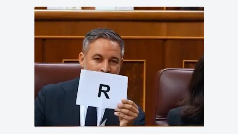 🇻🇪 ¡VIDEO IMPACTANTE! Opositor exhibe cartel con la palabra "TRAIDOR" ante Sánchez en pleno Congreso 🚨